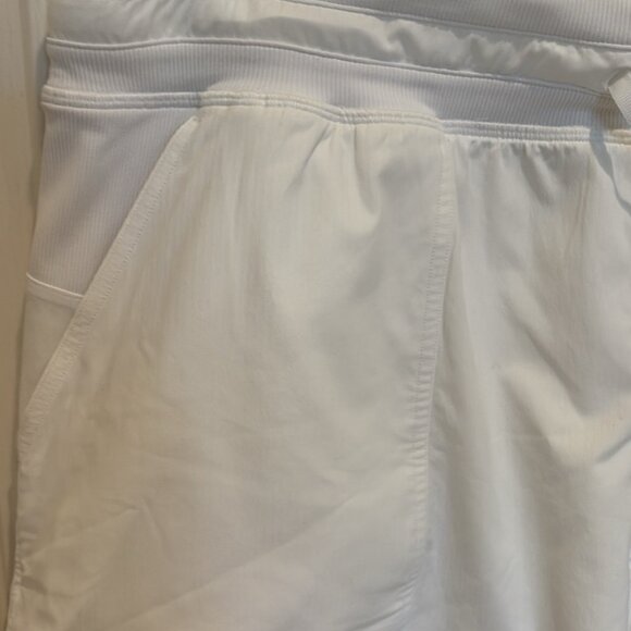 Size 14 Lululemon Dance Studio High-Rise Short 3.5" White Like new - Picture 7 of 12